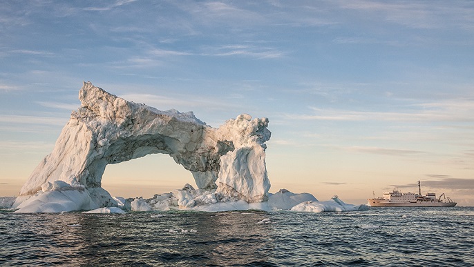 巨大な氷山／北極観光
