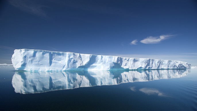 巨大な氷山／南極ツアー