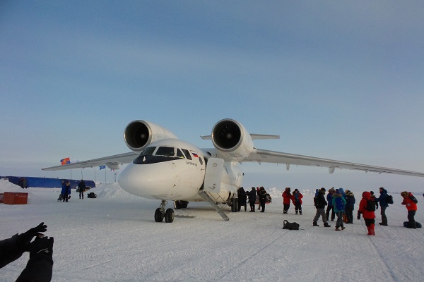 バルネオアイスキャンプに到着する航空機／北極点旅行