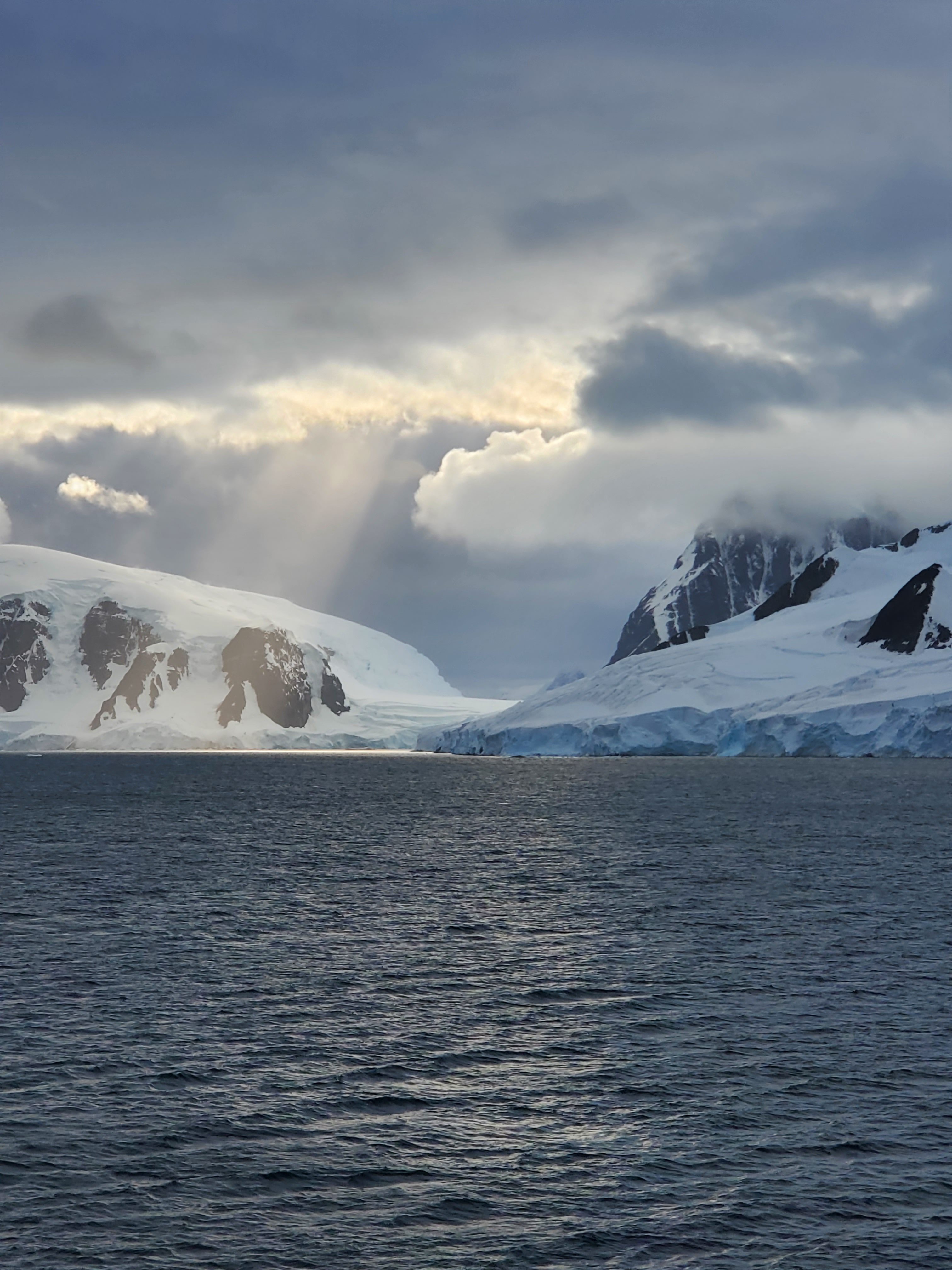 「圧巻の太古の南極世界」【お客様体験談】：2026年1月南極半島クルーズ