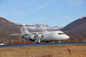 飛行機利用の南極クルーズ ●往路は飛行機、復路は客船