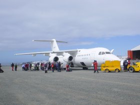 飛行機と客船で巡る南極・南極圏到達の旅●往復、航空機利用で南極へ