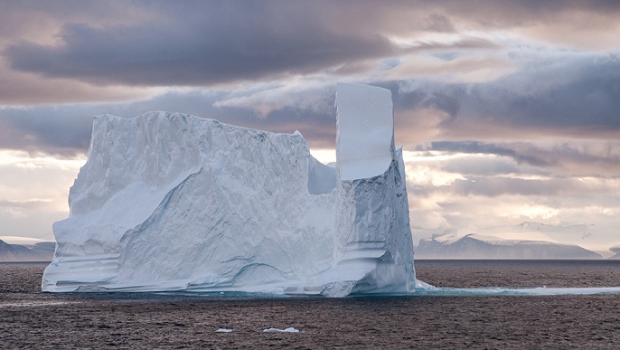 巨大な氷山／北極クルーズ