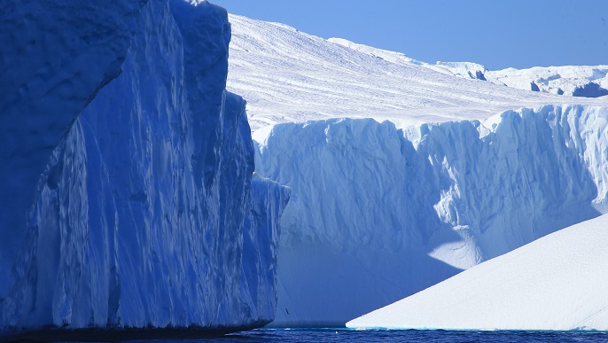巨大な氷山／北極クルーズ