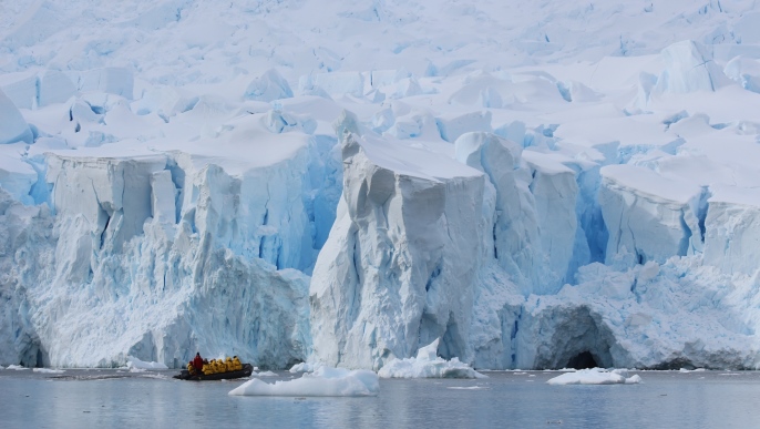 巨大な氷山／南極クルーズ&南極観光