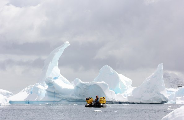巨大な氷河／南極クルーズ