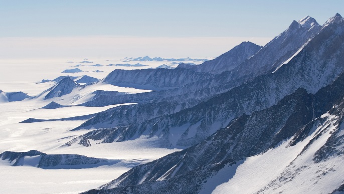 美しい山々を眺望／南極旅行