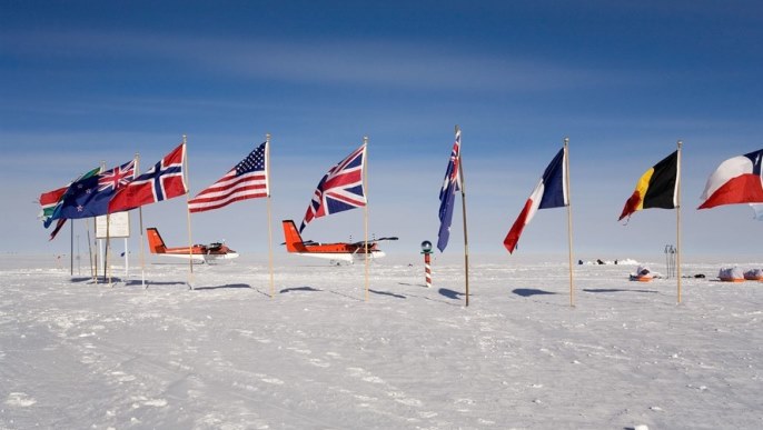国旗が並ぶ南極点_南極旅行