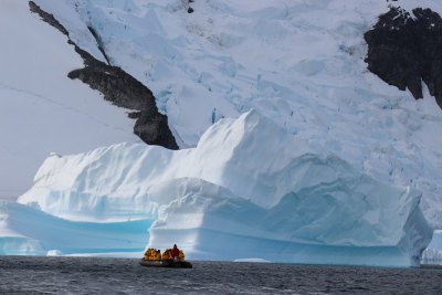 南極観光　ゾディアック クルーズ