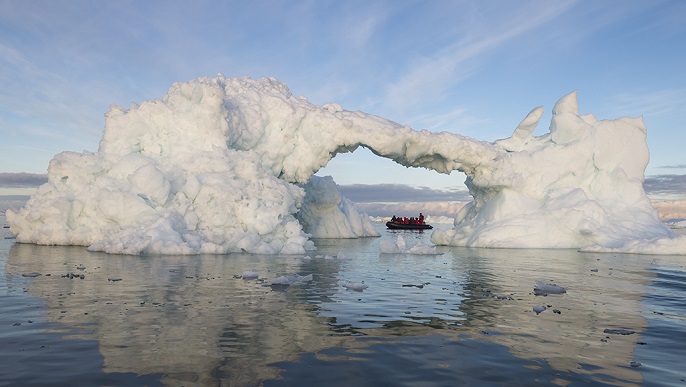 巨大な氷山／北極クルーズ
