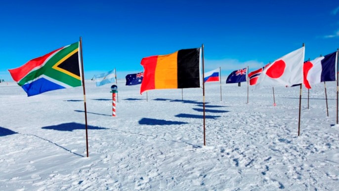 国旗が並ぶ南極点／南極観光