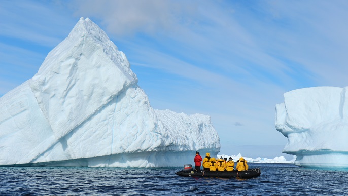 巨大な氷山／南極クルーズ