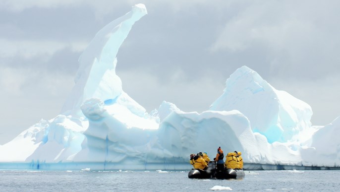 巨大な氷山／南極ツアー