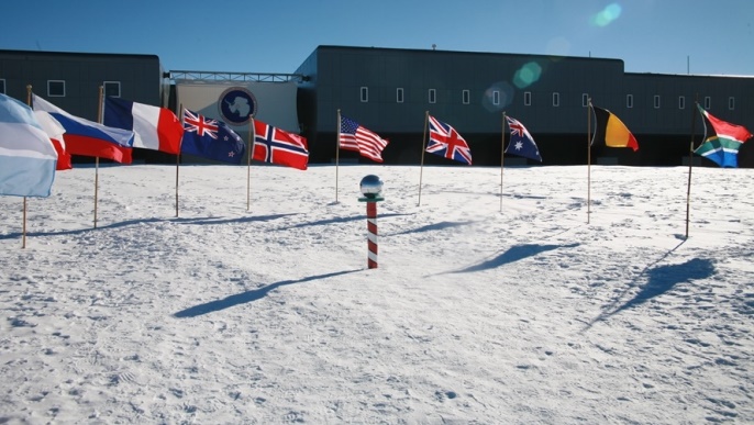国旗が並ぶ南極点／南極旅行