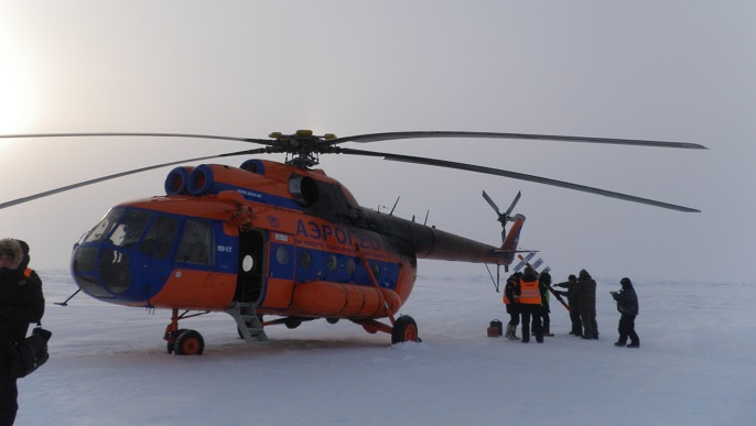ヘリコプターで北極点に移動／北極旅行