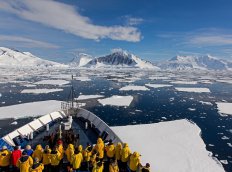 ドレーク海峡を飛行機で横断する　南極探検クルーズ8日間
