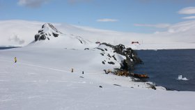 ハーフムーン島 Half Moon Island 都市 訪問地詳細 南極旅行 北極旅行のクルーズ ツアー 株 クルーズライフ