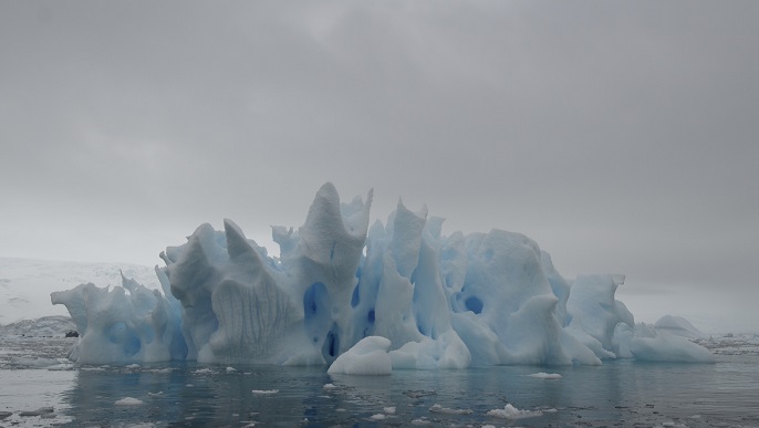 巨大な氷山／南極観光
